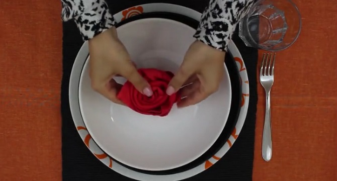 Elle prend une serviette et crée en quelques secondes une décoration qui va surprendre vos invités.