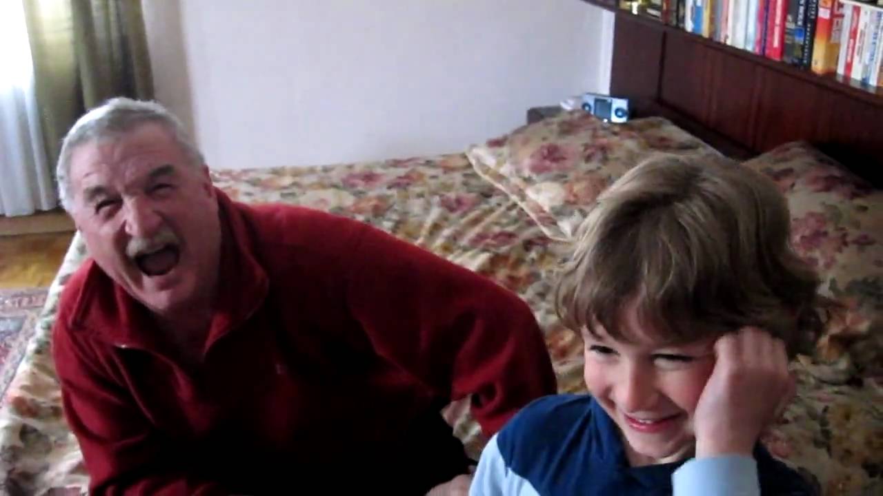 Le petit fils fait une surprise à son grand-père en Allemagne : la réaction de l’homme est émouvante
