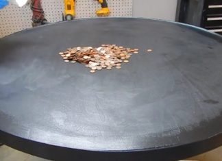 Il reverse sur une table un sac plein de pièces de monnaie... Le résultat final est vraiment magnifique!│ MiniBuzz