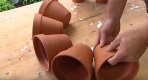 Il Commence à Coller Des Pots En Terre Cuite Et Il Finit Par Créer Un Chef-d'oeuvre De Jardinière...à Ne Pas Manquer! | Minibuzz