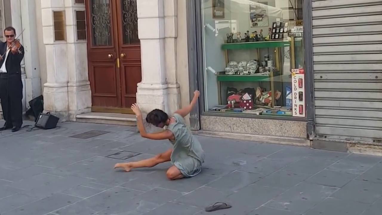 Il demande à sa fille de danser à côté du violoniste de rue : sa performance est un chef-d’œuvre