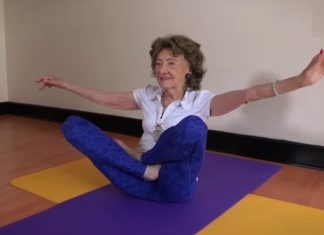 Voici l'instructrice de yoga la plus âgée du monde : 98 ans ... de vitalité!│MiniBuzz