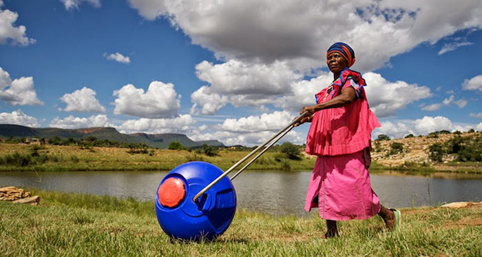 Hippo Water Roller : de l’eau pour tous dans les villages en Afrique