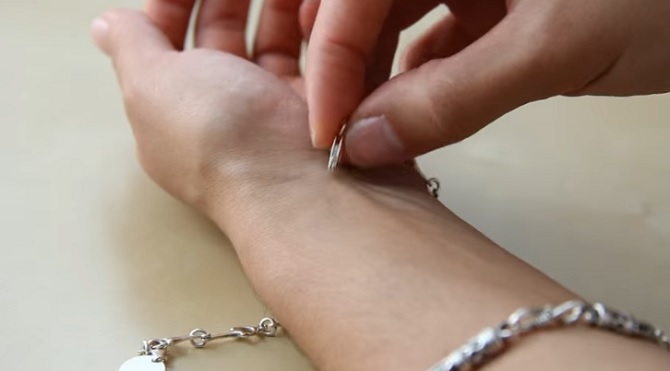 Elle tente en vain d’accrocher son bracelet toute seule … La solution qu’elle trouve est brillante!