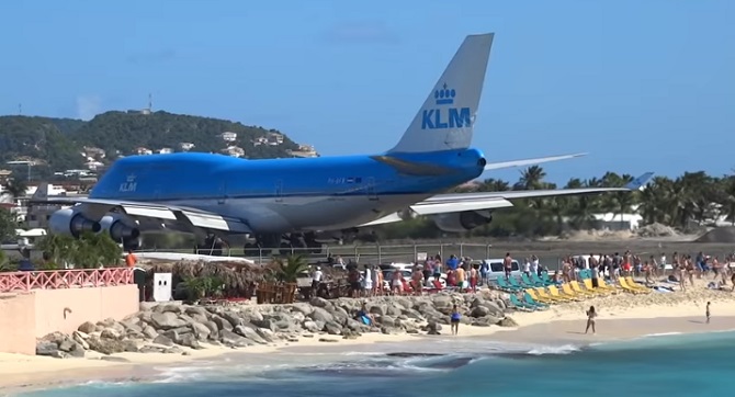 La piste est à deux pas de la plage: L’avion prêt à décoller va décoiffer les baigneurs.