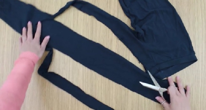 Elle coupe des bandes de tissu à partir d’une vieille paire de leggings: Regardez ce qu’elle obtient!