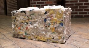 Cette machine transforme les déchets plastique en briques de construction│MiniBuzz