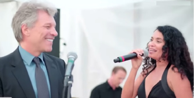 Elle chante à un mariage une chanson de Bon Jovi: Mais il… Est parmi les invités!