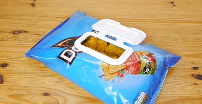 Il utilise le couvercle des lingettes sur un paquet de chips: Une jolie astuce qui vous sera bien utile!