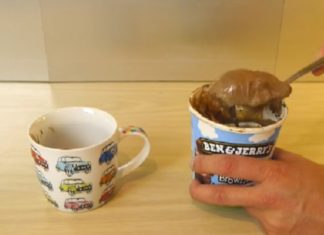 Il met de la crème glacée dans une tasse et révèle une astuce pour un dessert irrésistible... En 2 minutes! │ MiniBuzz