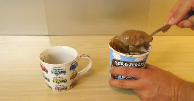 Il met de la crème glacée dans une tasse et révèle une astuce pour un dessert irrésistible… En 2 minutes!