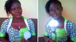 Cette femme a inventé une ampoule qui s’allume au contact de l’eau