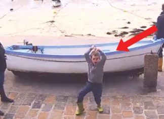 Un enfant autiste se met devant une webcam : ce qu'il fait éblouit les passants