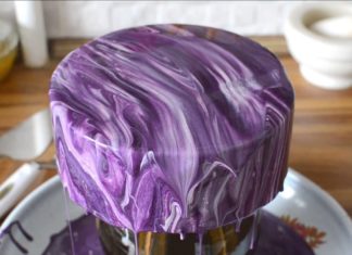 Elle commence à verser un glaçage violet sur le gâteau : le résultat est... brillant!