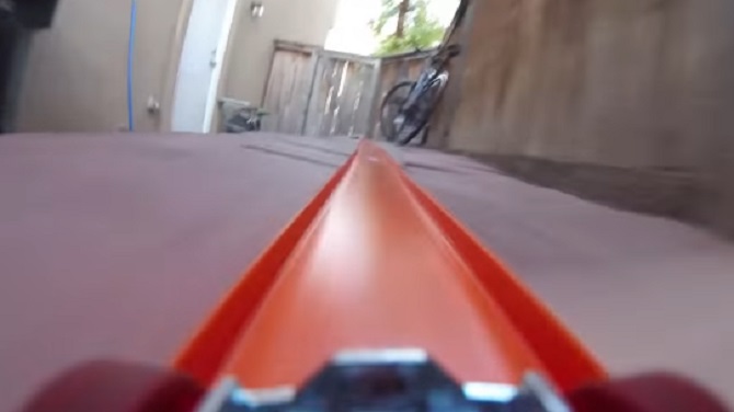 Un homme place une GoPro sur un modèle de voiture: La piste est impressionnante!