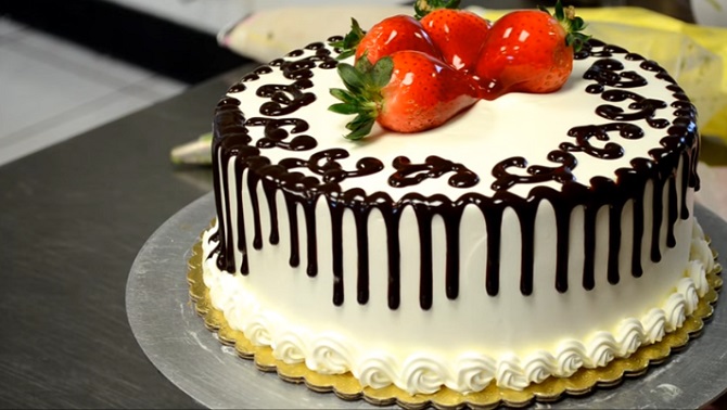 En seulement 2 minutes, il transforme un simple gâteau en un chef-d’œuvre de la pâtisserie… Wow!