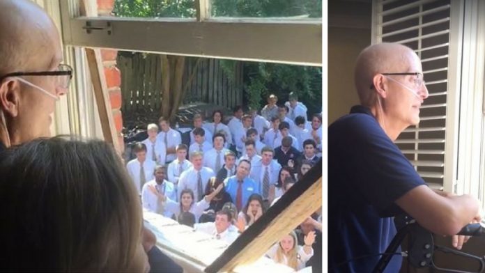 400 élèves chantent pour leur prof atteint d'un cancer. Bouleversant !