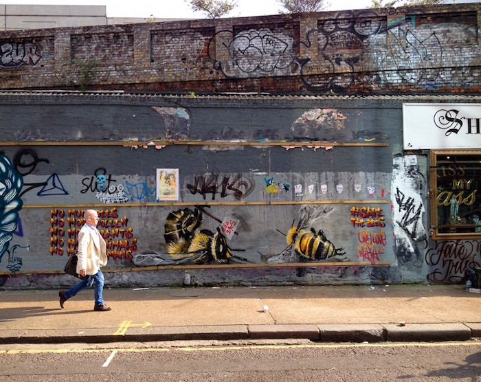 Abeilles : pour alerter le monde, il tague les murs de Londres !