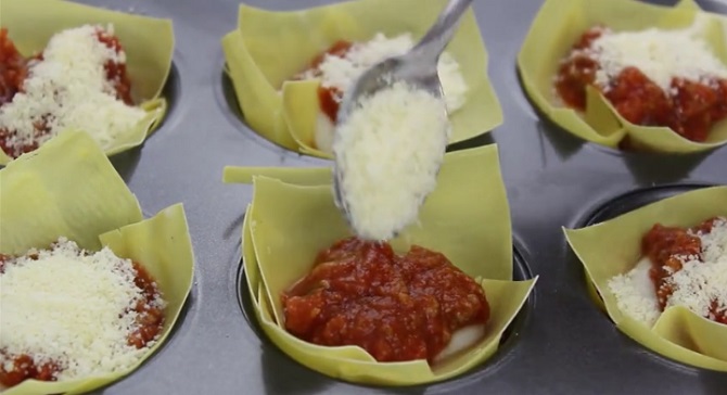 Voici comment créer des minis-lasagnes dans les moules à muffin: Originales et délicieuses!