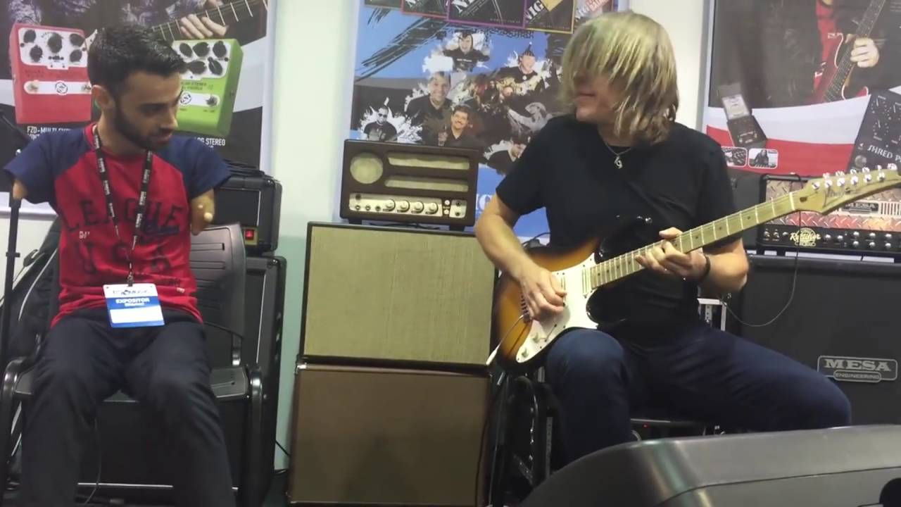 Un garçon sans bras joue avec un célèbre guitariste : profitez de leur duo étonnant