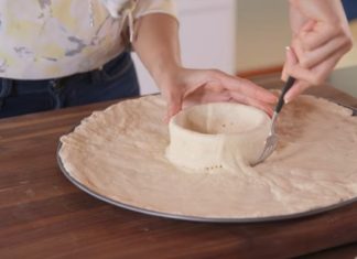 Elle étend la pâte à pizza, en créant un trou au milieu. L'idée est vraiment délicieuse! │ MiniBuzz