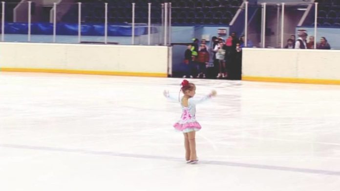 La patineuse a seulement 3 ans mais elle réussit à conquérir tout le monde... Avec sa tendresse !