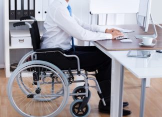 Après 5 ans de fauteuil roulant, ce patron ne recrute que des handicapés