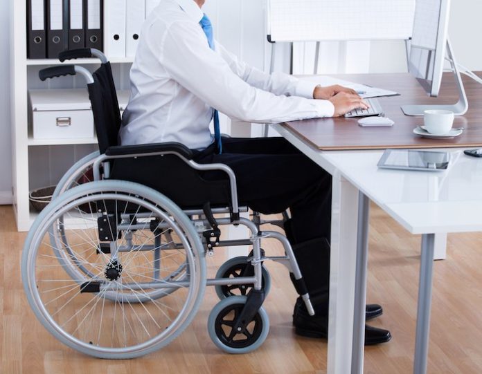 Après 5 ans de fauteuil roulant, ce patron ne recrute que des handicapés