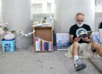 Un SDF ouvre une bibliothèque sous un pont de Toronto ! │ MiniBuzz