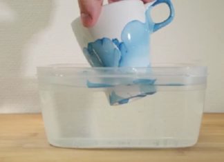 Elle plonge une tasse d'eau dans une solution à base d'eau et de vernis: Quand elle la retire, le résultat est magnifique! │ MiniBuzz
