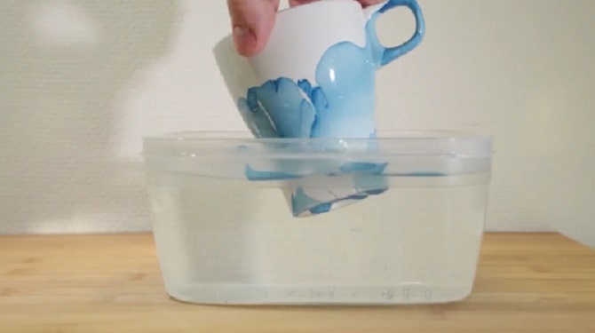 Elle plonge une tasse d’eau dans une solution à base d’eau et de vernis: Quand elle la retire, le résultat est magnifique!