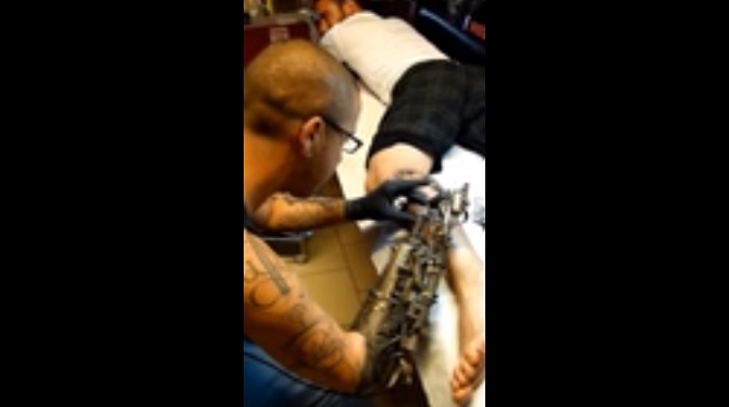 Un tatoueur perd l’usage de son bras, mais regardez ce qu’il peut faire grâce à la technologie…