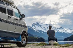 Au Canada, un jeune homme vit une vie minimaliste dans un van. │ MiniBuzz