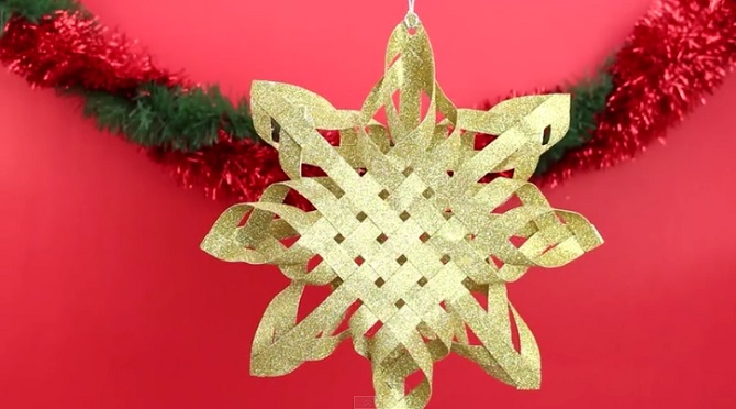 Apprenez à créer à la maison une superbe étoile de Noël en quelques minutes.