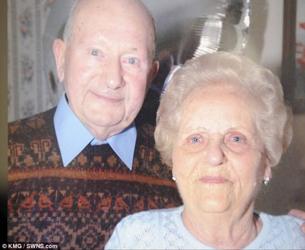 Mariés depuis 77 ans, ils meurent main dans la main...