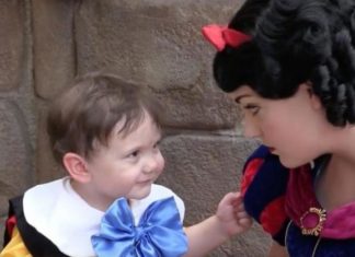 Elle emmène son fils autiste à Disneyland, quand elle voit Blanche Neige lui faire ça? Elle n'a pas le choix de filmer! │MiniBuzz