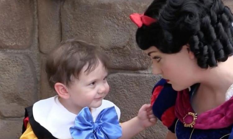 Elle emmène son fils autiste à Disneyland, quand elle voit Blanche Neige lui faire ça? Elle n’a pas le choix de filmer!