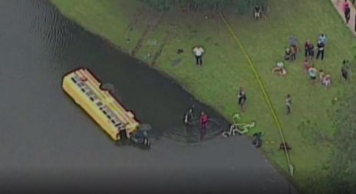 Un garçon de 10 ans sauve 27 enfants d’un bus scolaire tombé dans un étang d’alligators!