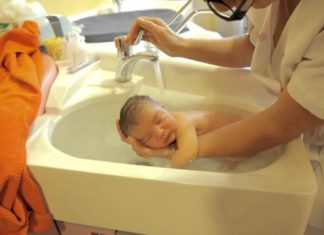 Une infirmière plonge un bébé naissant dans un évier, puis ce que la caméra capte est indescriptible! │ MiniBuzz