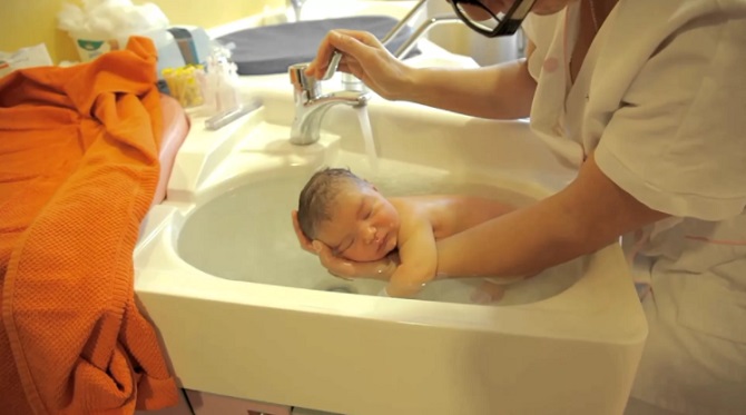 Une infirmière plonge un bébé naissant dans un évier, puis ce que la caméra capte est indescriptible!