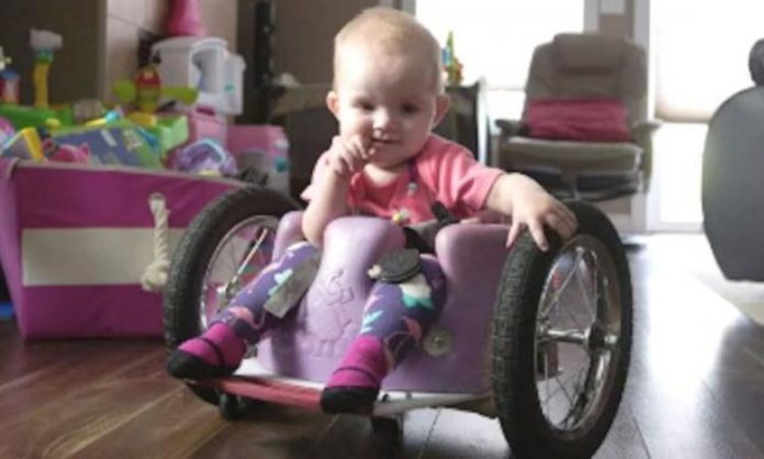 Un papa inquiet fabrique une chaise roulante sur mesure pour sa fille d'un an