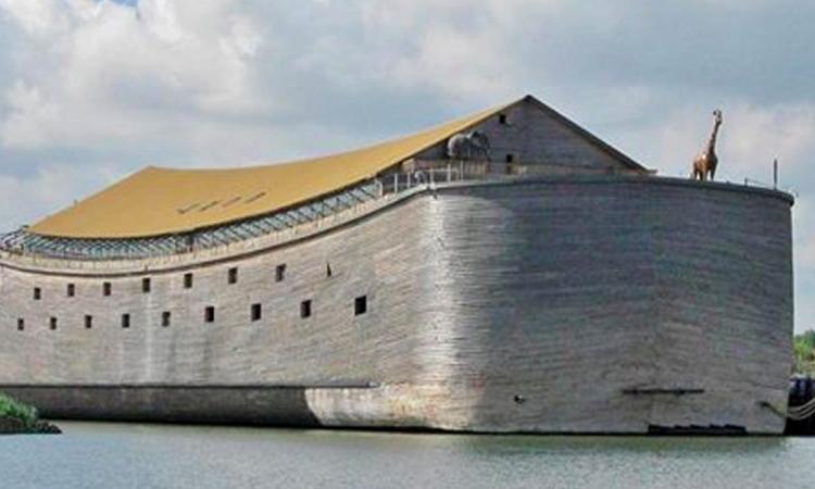 Un charpentier construit une arche ÉNORME comme Dieu l’avait ordonné à Noé. Il invite maintenant les gens à la visiter.