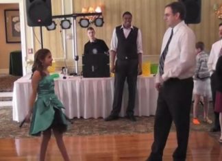 Son père refuse de danser mais elle insiste, puis ce qu'ils font surprend tous les invités!