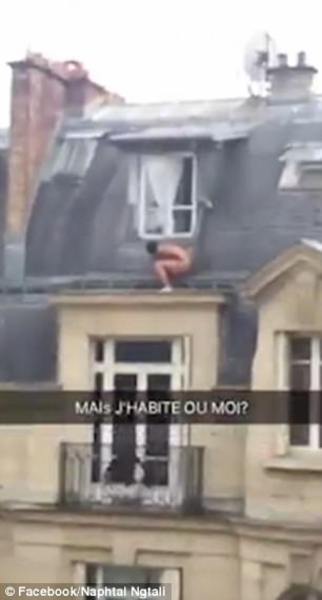 En France, un amant est capté en flagrant délit alors qu'il quitte une maison nu.