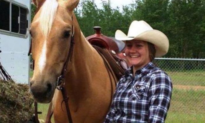 Elle s'enfuit de Fort McMurray sur le dos de son cheval pour lui sauver la vie.