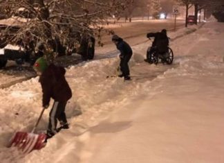 Ce garçon de 6 ans et son frère voit en homme en chaise roulante pris dans la neige, puis il pose un geste qui rend leur papa très fier