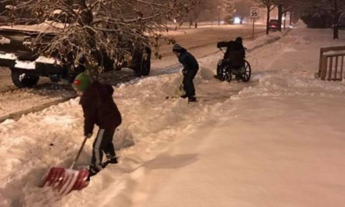 Ce garçon de 6 ans et son frère voit en homme en chaise roulante pris dans la neige, puis il pose un geste qui rend leur papa très fier