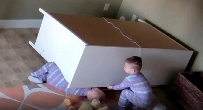 Incroyable ! Un bambin sauve son jumeau alors qu’il est coincé sous une commode !