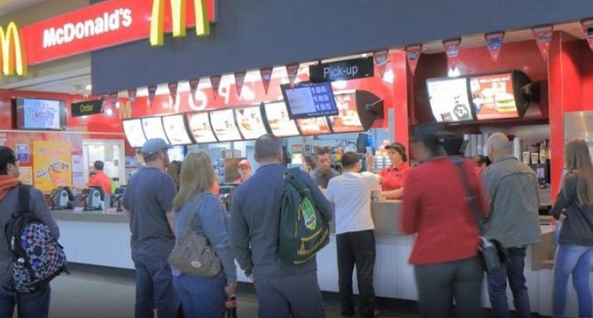 Quand la jeune femme voit l’employé de McDonald’s faire ça, elle s’empresse de le publier sur Facebook!