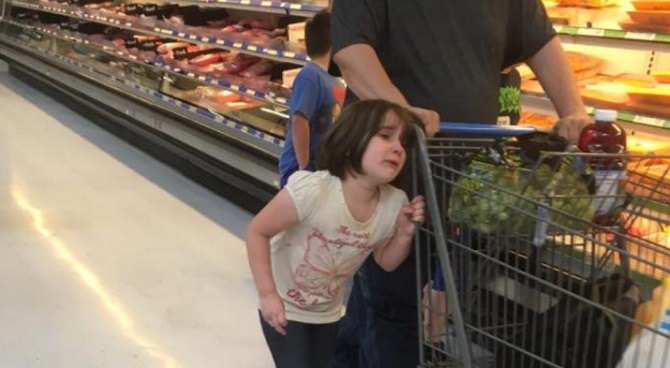 Un père surpris en flagrant délit en train de tirer les cheveux de sa fille dans un magasin!